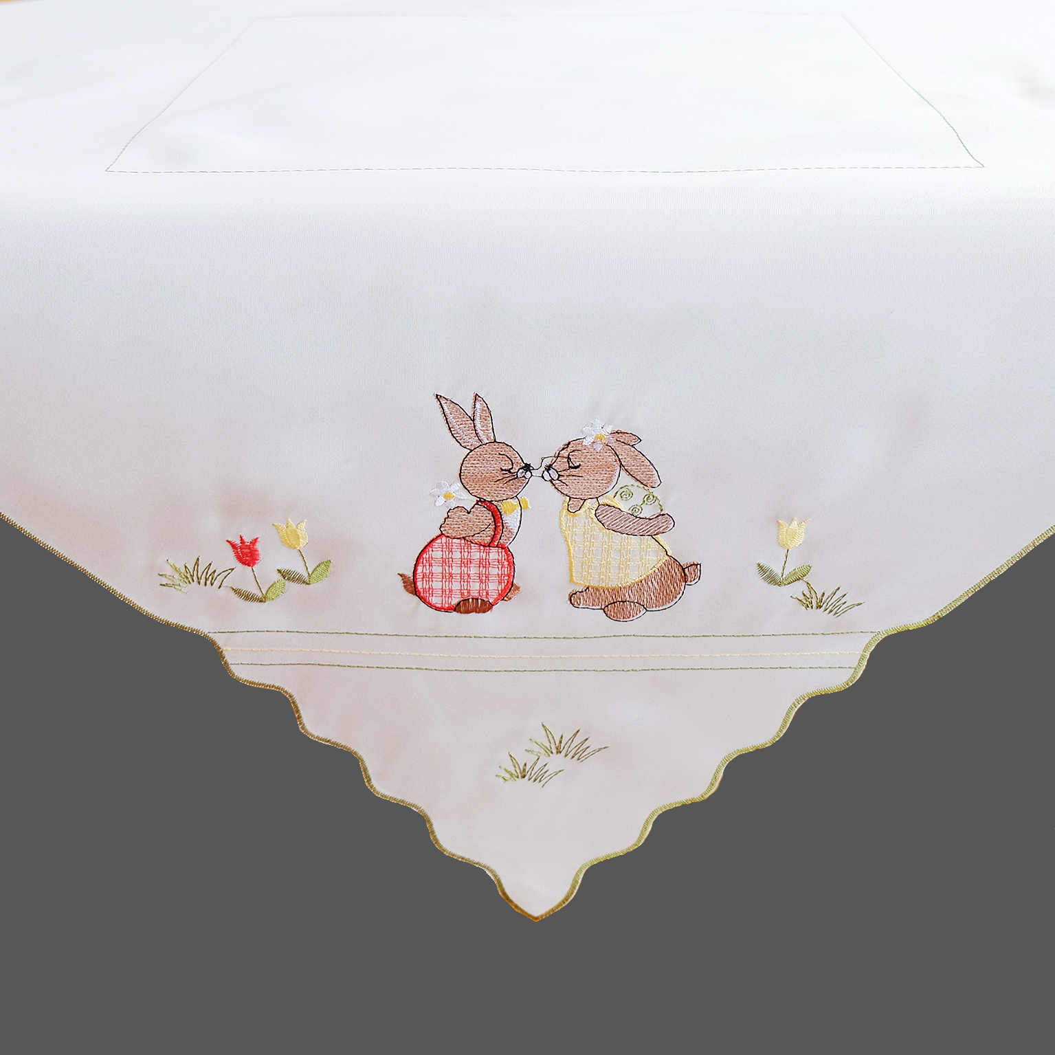 Mittelecke 85 x 85 cm ecru-bunt,  Stickerei Ostern "Osterhasenpaar" (81-24)  